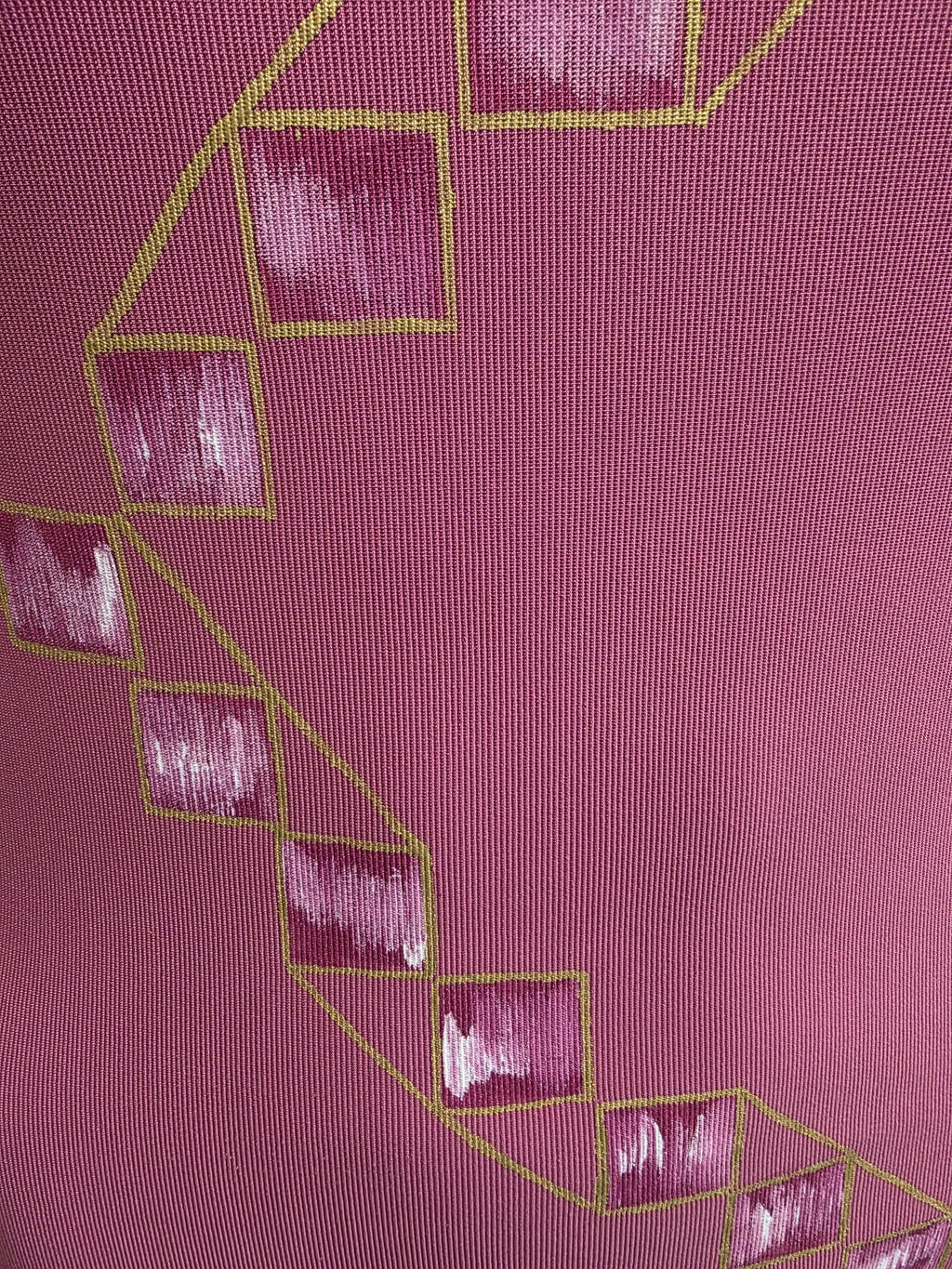 Vestido rosa Arte Circular, detalle frontal sobre maniquí