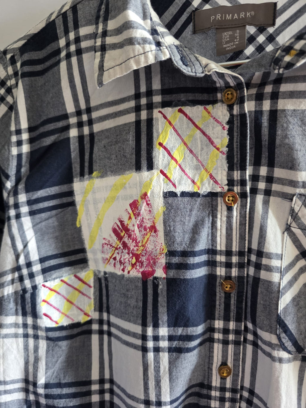 Camisa de cuadros azul marino y blanco de manga larga, frontal completo