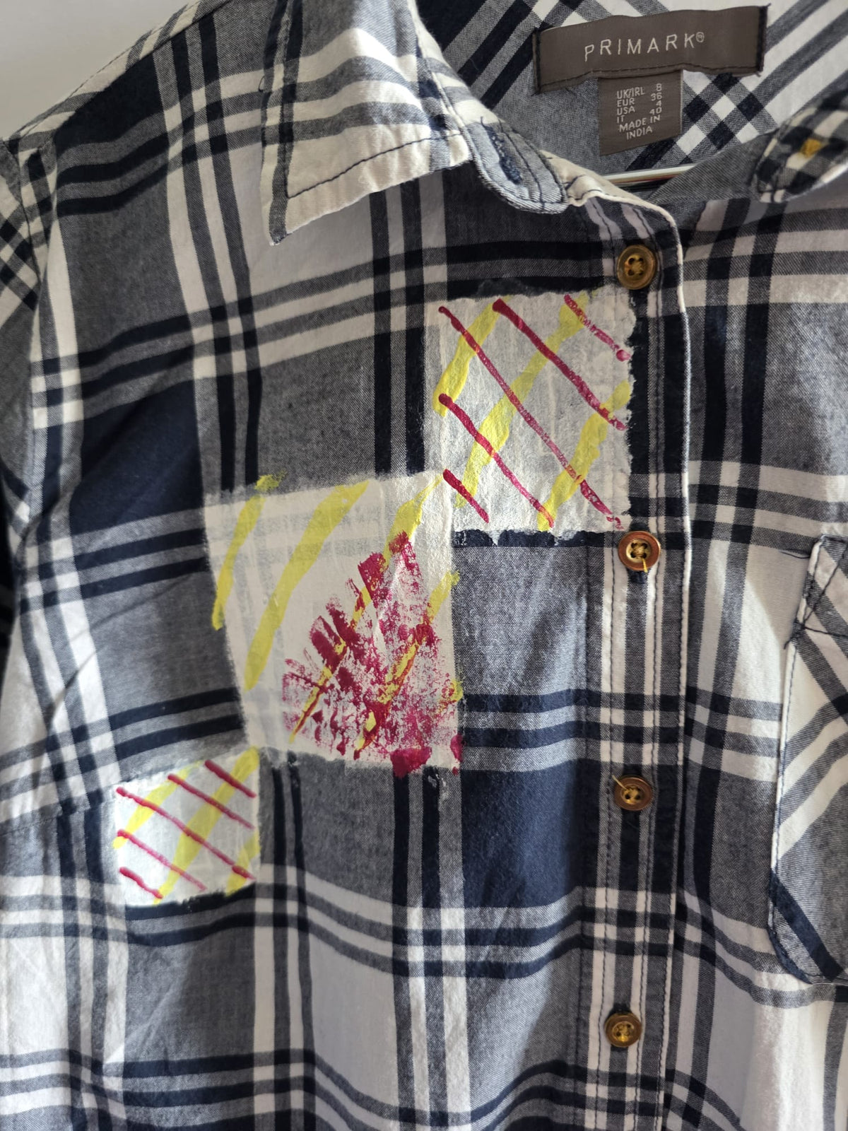 Camisa de cuadros azul marino y blanco de manga larga, frontal completo