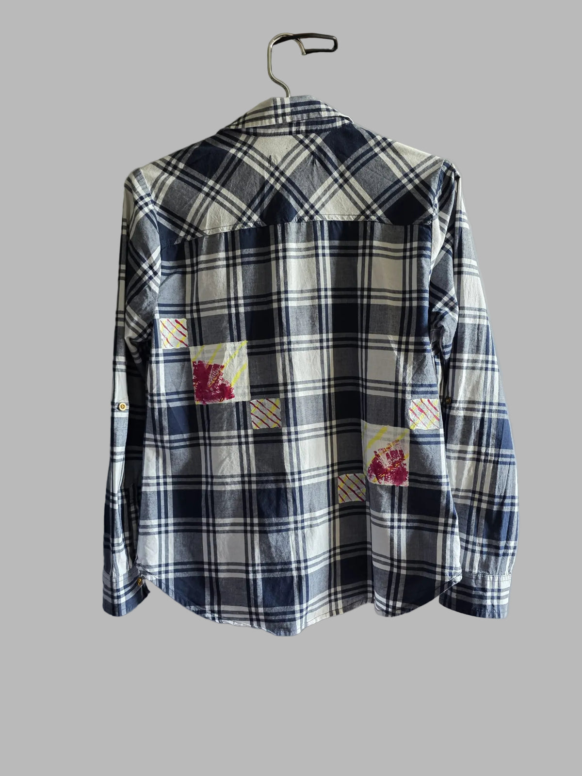 Camisa de mujer Primark de cuadros azul marino y blanco pintada a mano, vista frontal