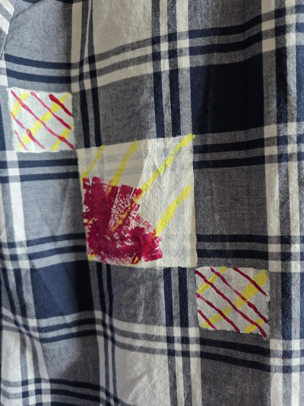 Vista posterior de camisa de mujer a cuadros azul marino y blanco pintada a mano
