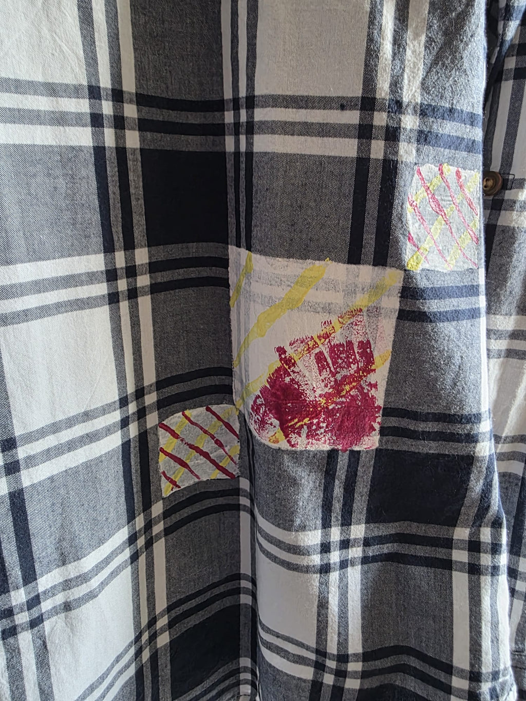 Etiqueta Primark talla 36 y detalle de pintura de la camisa AC-006