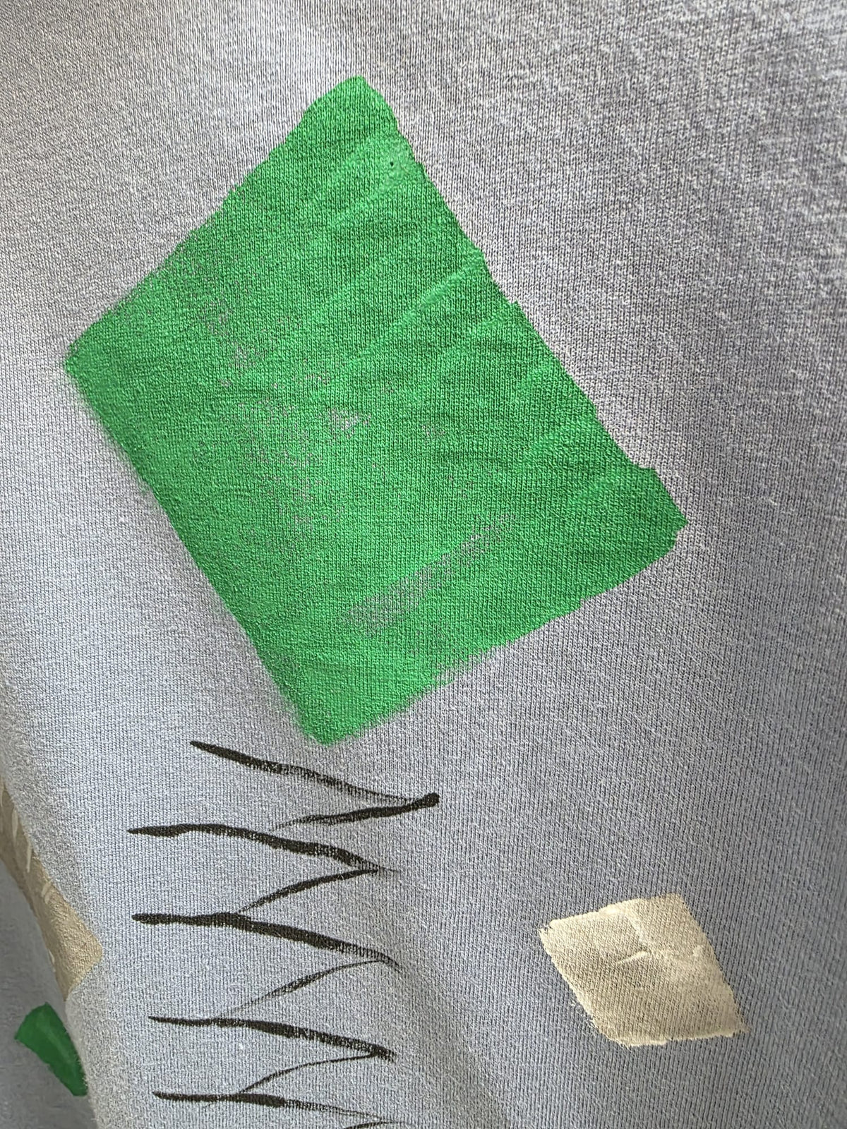 Camiseta azul grisáceo pintada a mano en maniquí floral
