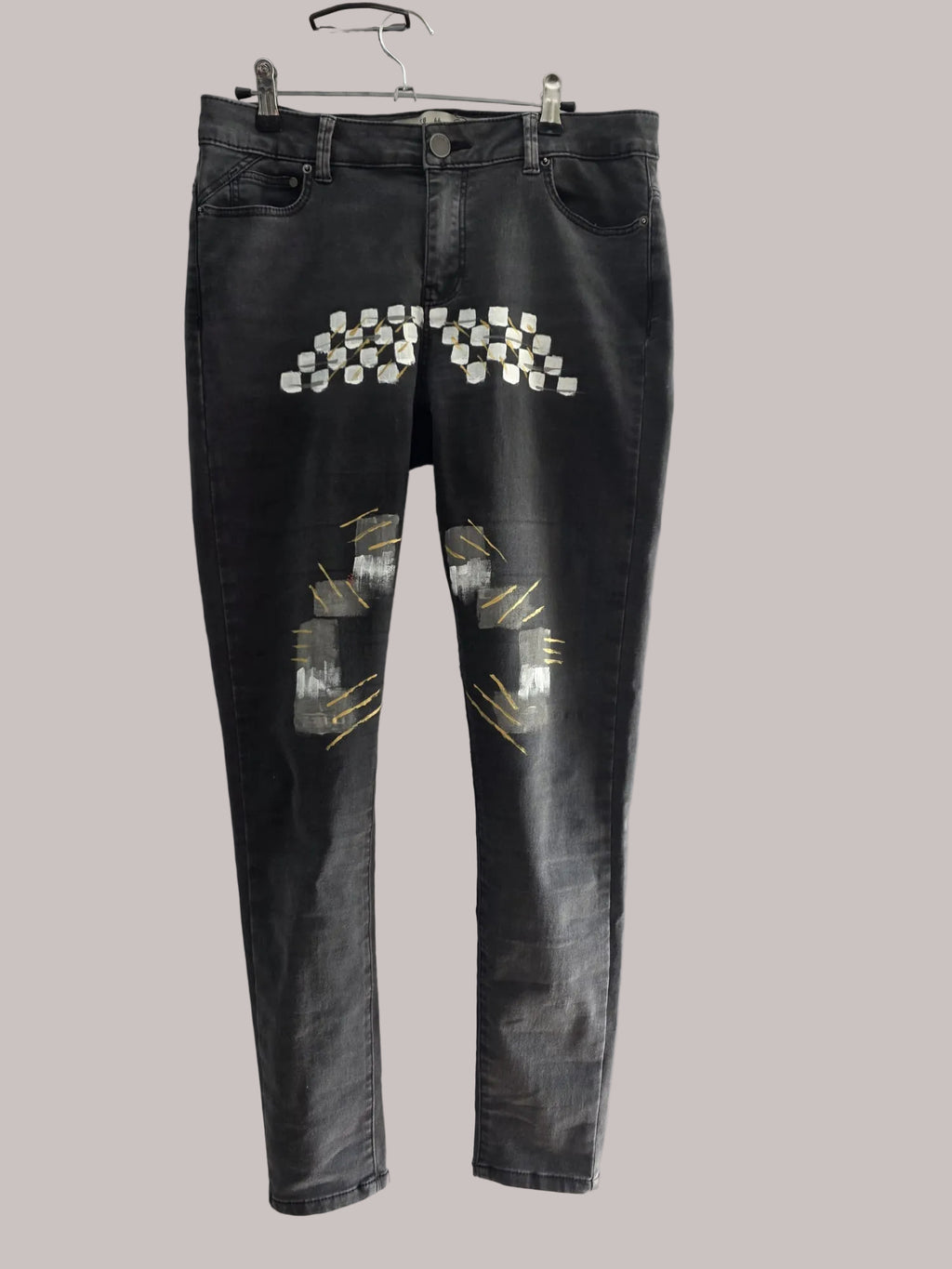 Pantalón de mujer Denim Co. gris oscuro intervenido a mano, visto de frente