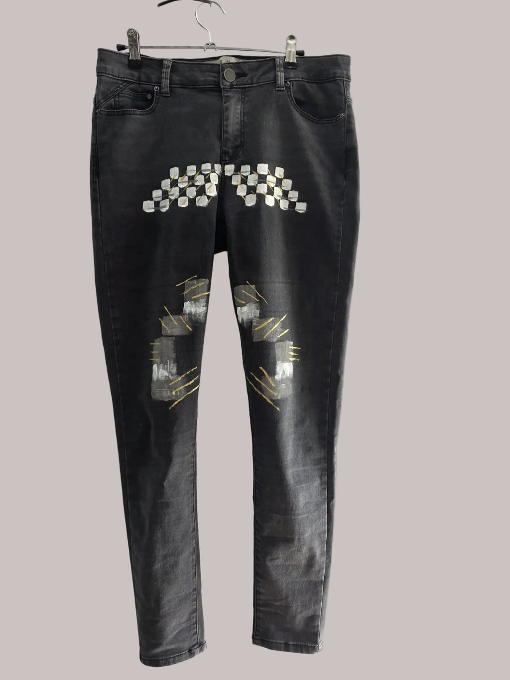 Vista frontal completa del pantalón Denim Co. gris oscuro con intervención geométrica blanca, gris y amarilla
