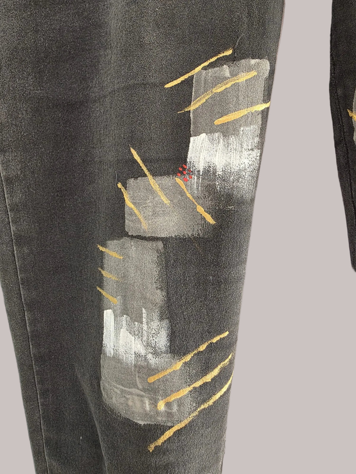 Detalle del motivo de cuadrados geométricos blancos y grises sobre el tejido oscuro