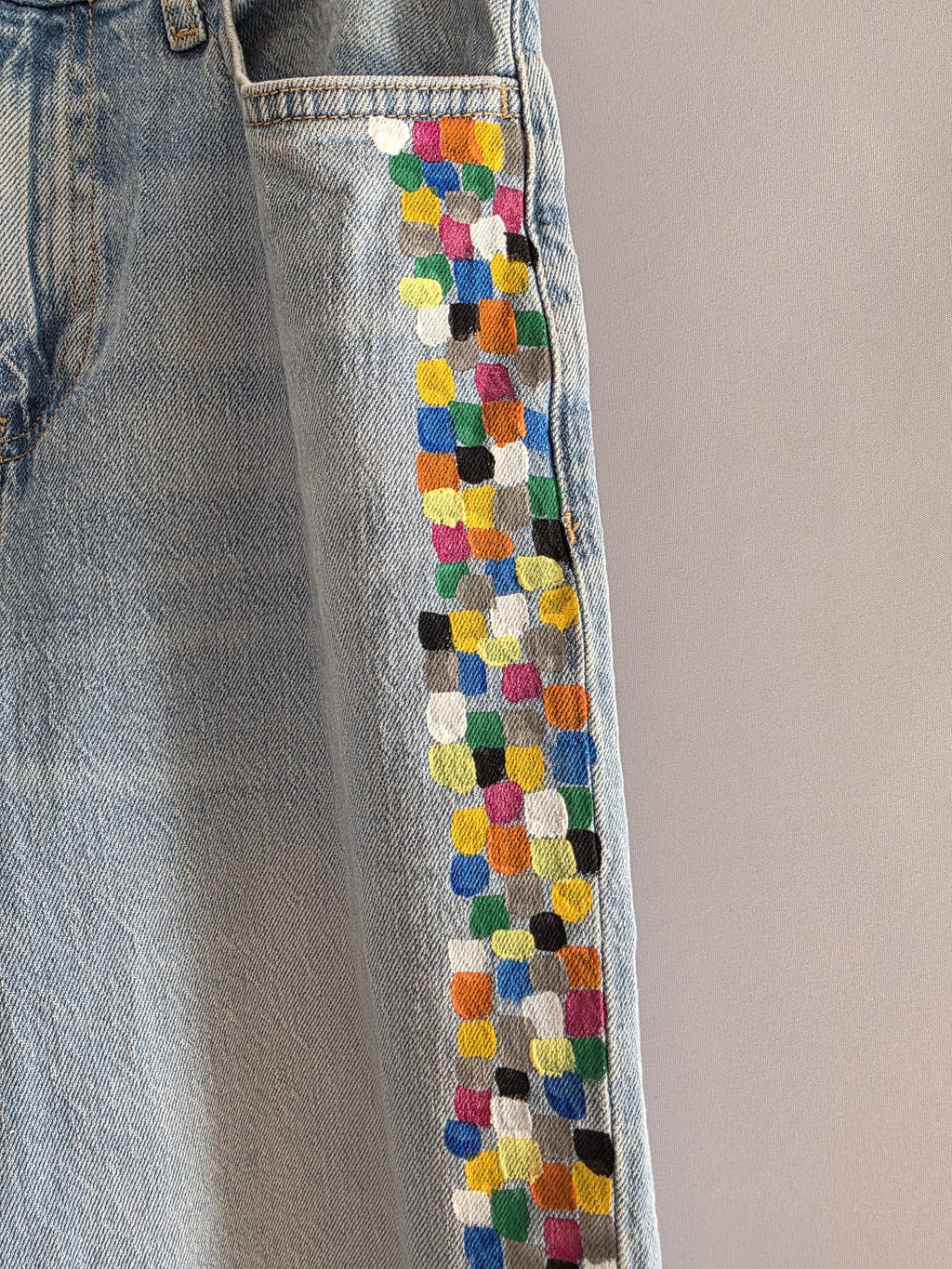 Vaquero MNG claro con bandas de pequeños bloques multicolor en los laterales