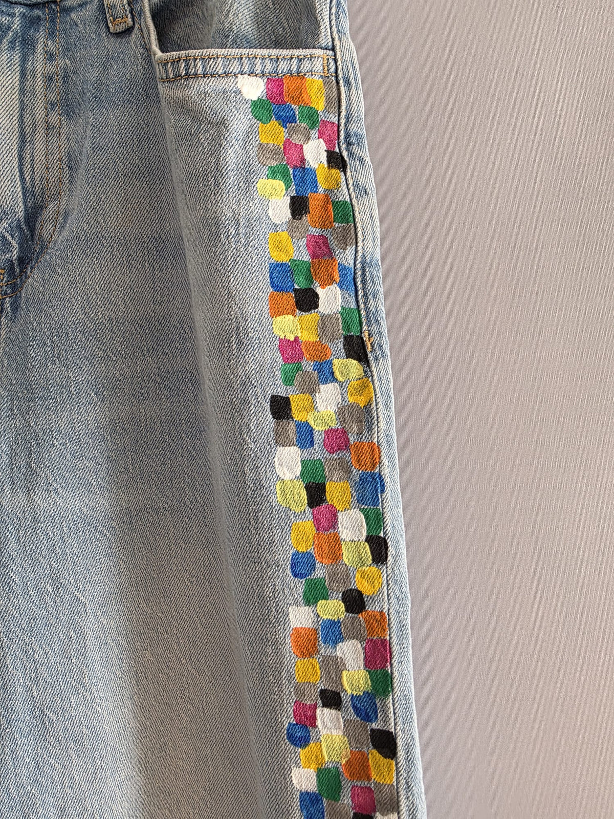 Vaquero MNG claro con bandas de pequeños bloques multicolor en los laterales