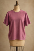 Vista frontal de una camiseta Uniqlo de manga corta color rosa malva