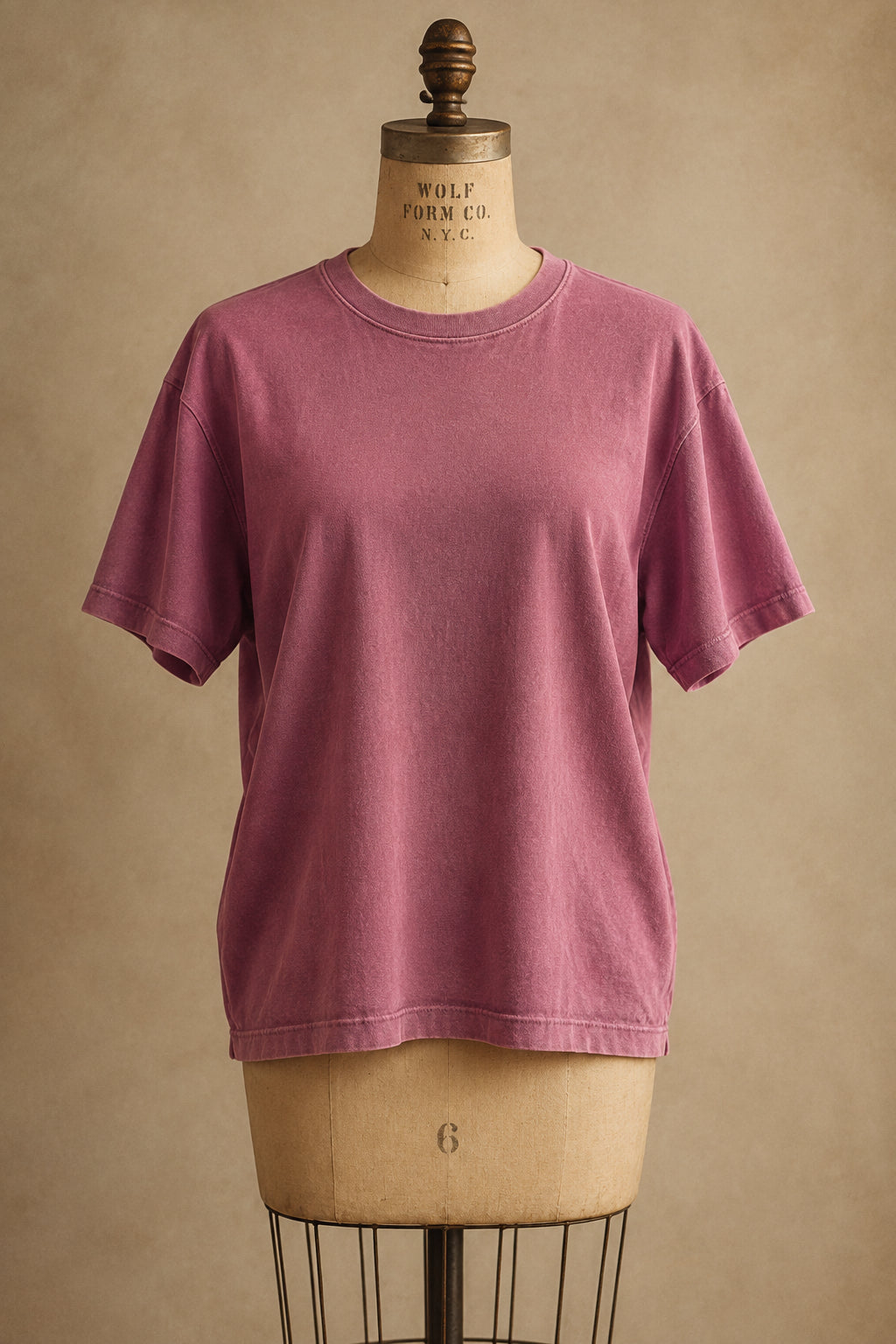 Vista frontal de una camiseta Uniqlo de manga corta color rosa malva
