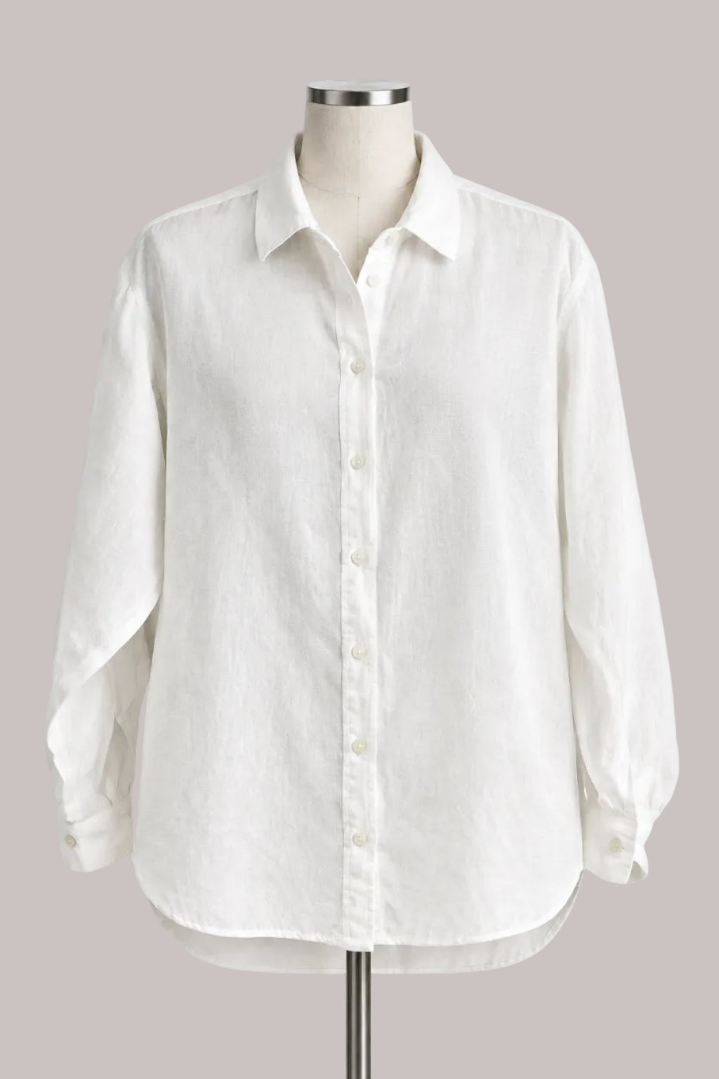 Vista frontal de una blusa blanca Stradivarius de manga larga con cuello camisero y botones
