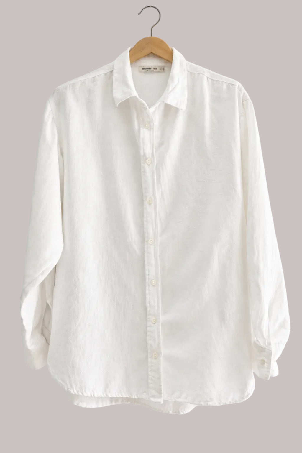 Blusa blanca Stradivarius de manga larga y cierre de botones, vista frontal ligeramente lateral