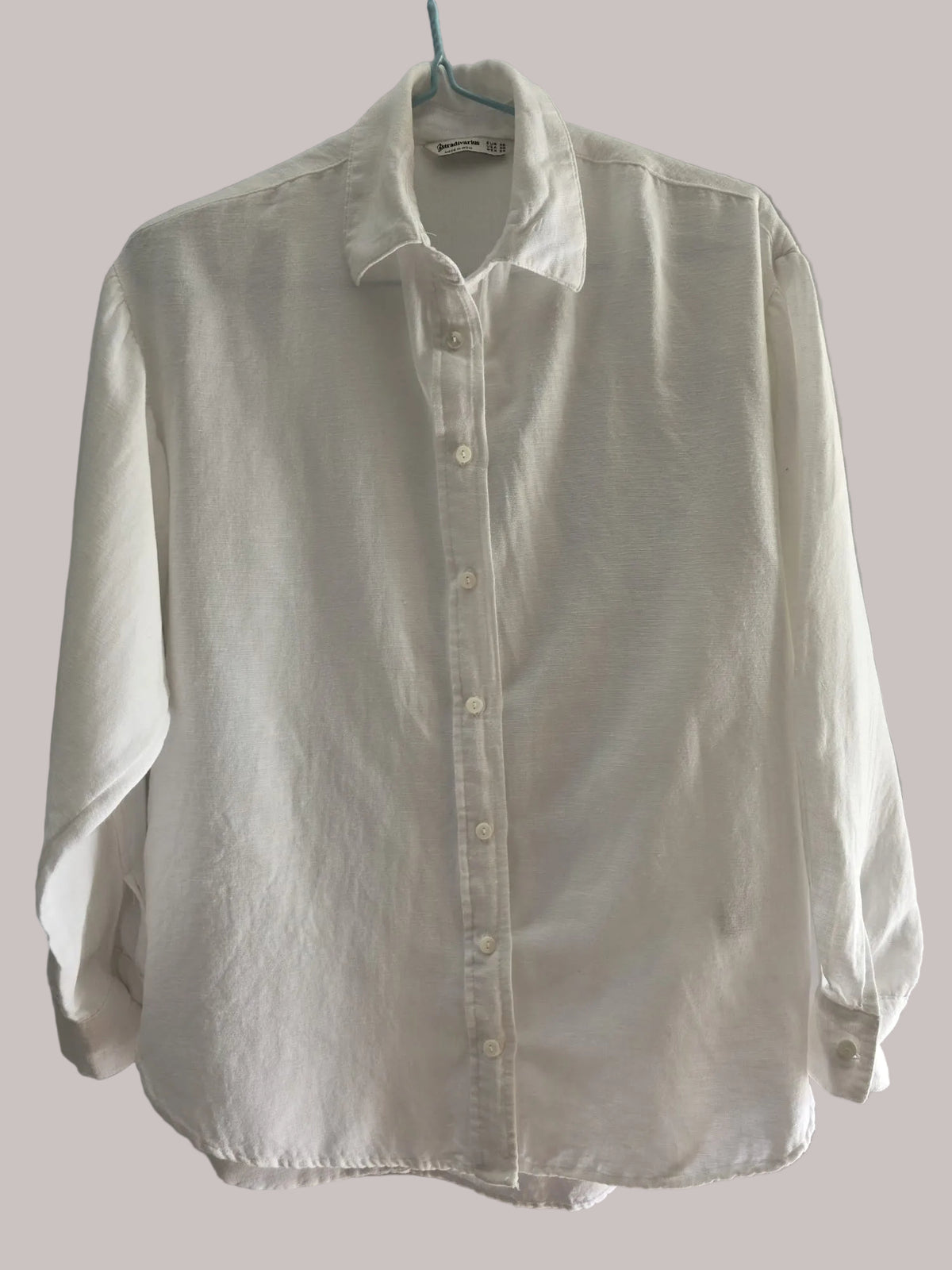 Blusa blanca Stradivarius de manga larga, vista completa de frente