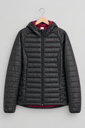 Chaqueta acolchada Quechua negra de hombre, vista frontal cerrada