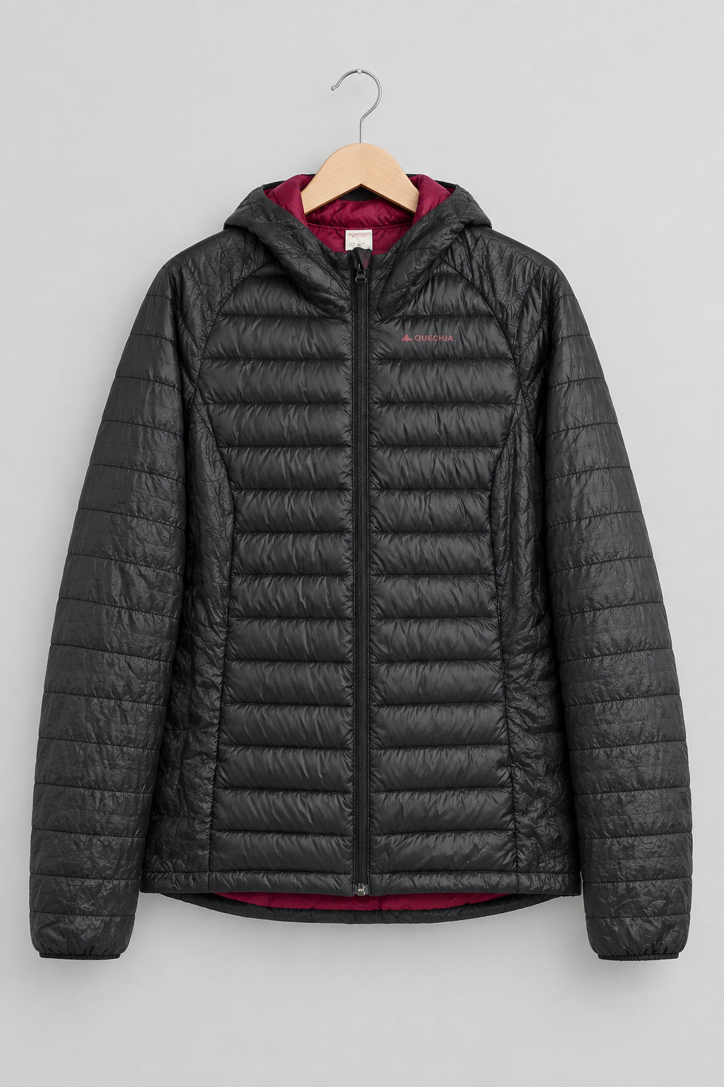 Chaqueta acolchada Quechua negra de hombre, vista frontal cerrada