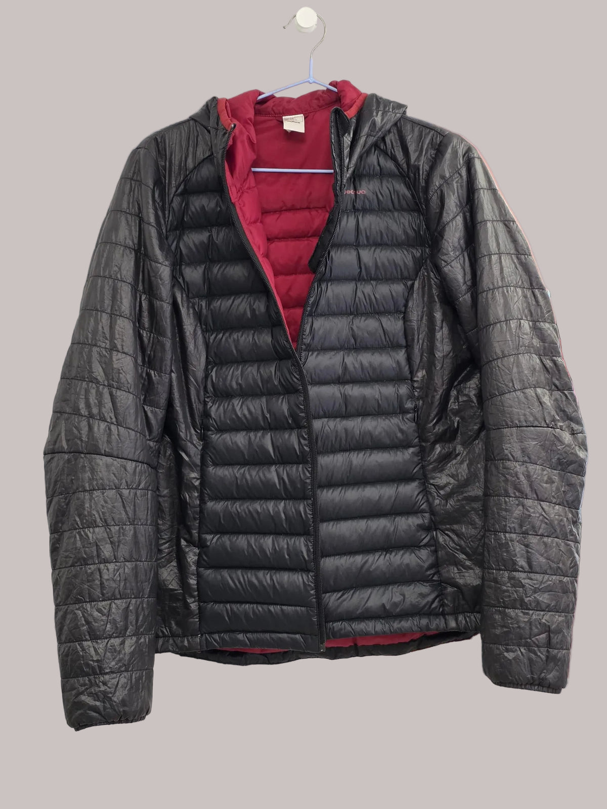 Chaqueta Quechua negra abierta con interior rojo