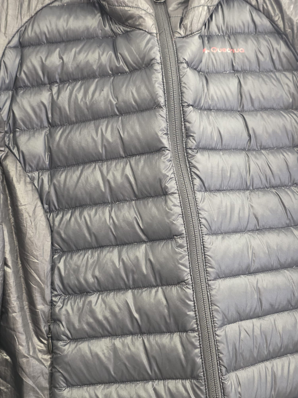 Chaqueta Quechua negra con capucha, vista frontal