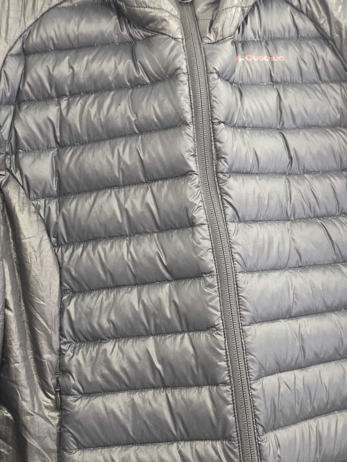 Chaqueta Quechua negra con capucha, vista frontal