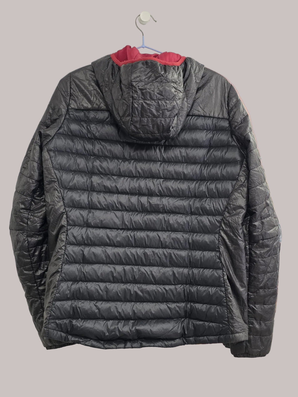Chaqueta acolchada Quechua negra, vista trasera con capucha