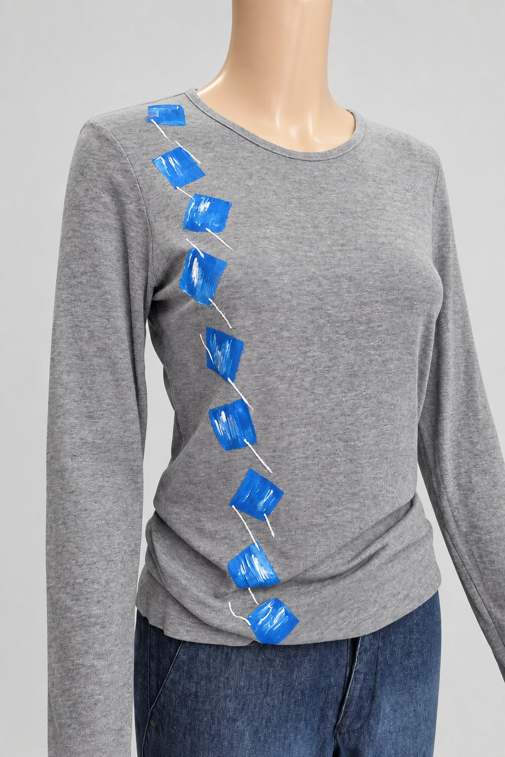 Camiseta gris de manga larga con vaqueros, conjunto completo
