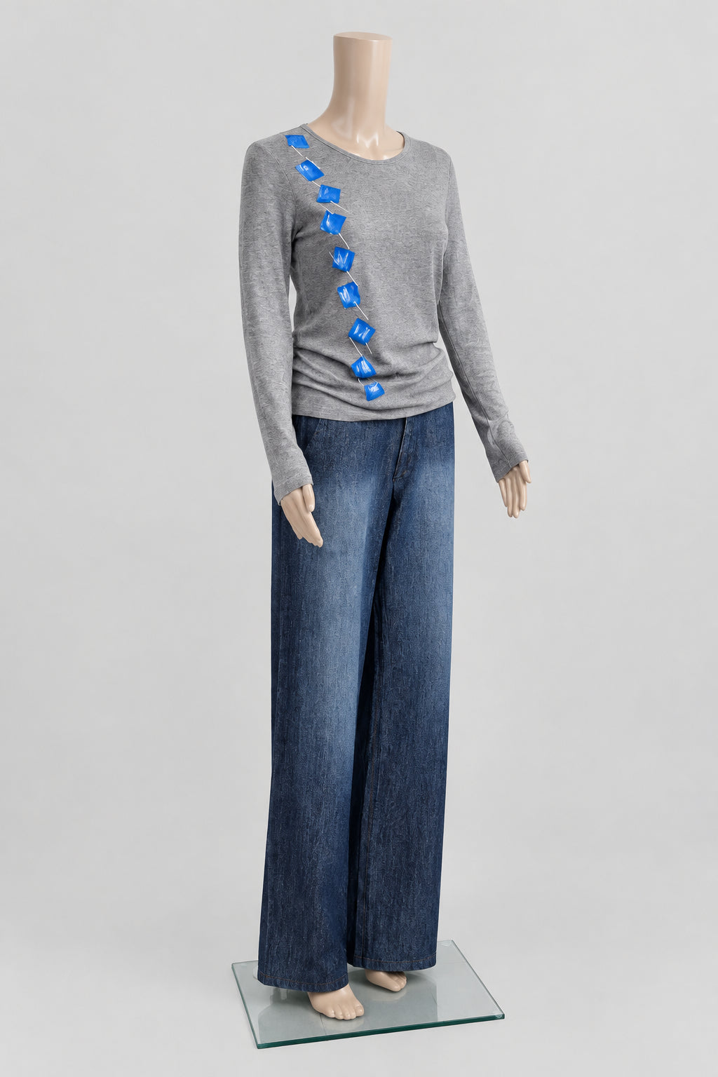 Camiseta gris de Arte Circular en maniquí floral
