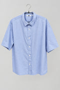 Blusa Uniqlo azul lisa de manga corta colgada, vista frontal