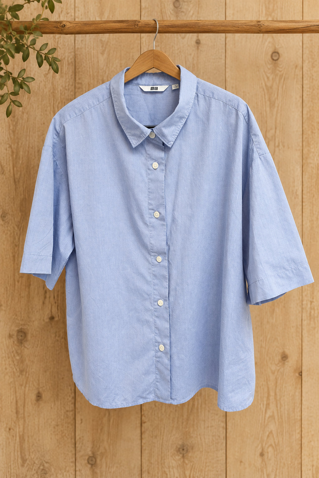 Blusa Uniqlo azul lisa de manga corta, detalle del corte holgado
