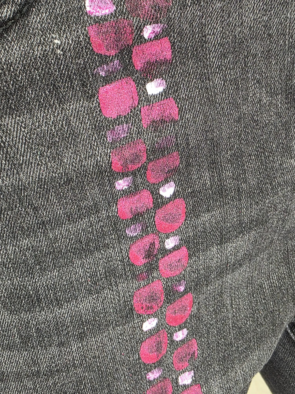 Pantalón vaquero negro desgastado pintado a mano | Arte Circular
