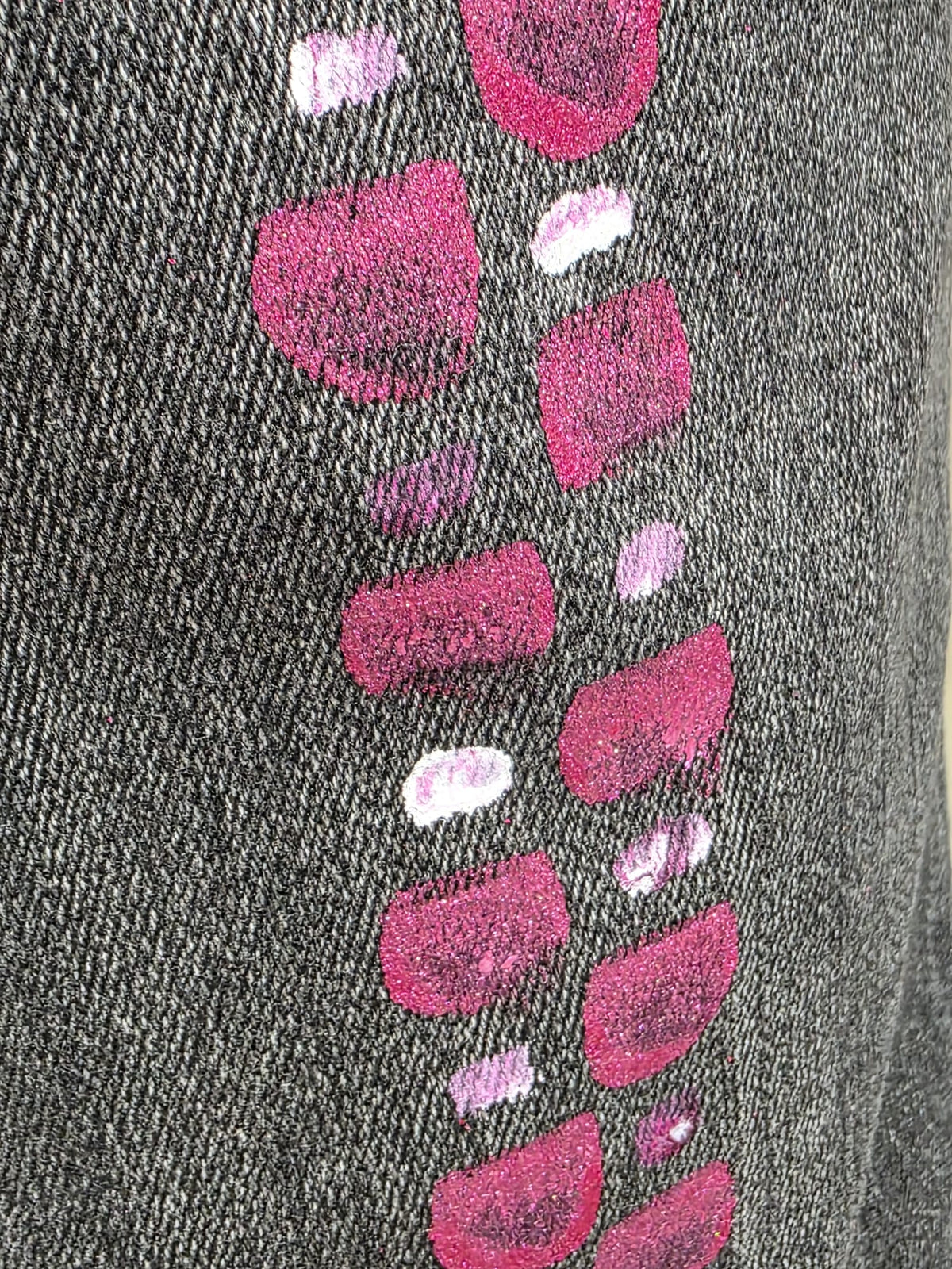 Pantalón vaquero negro desgastado pintado a mano | Arte Circular