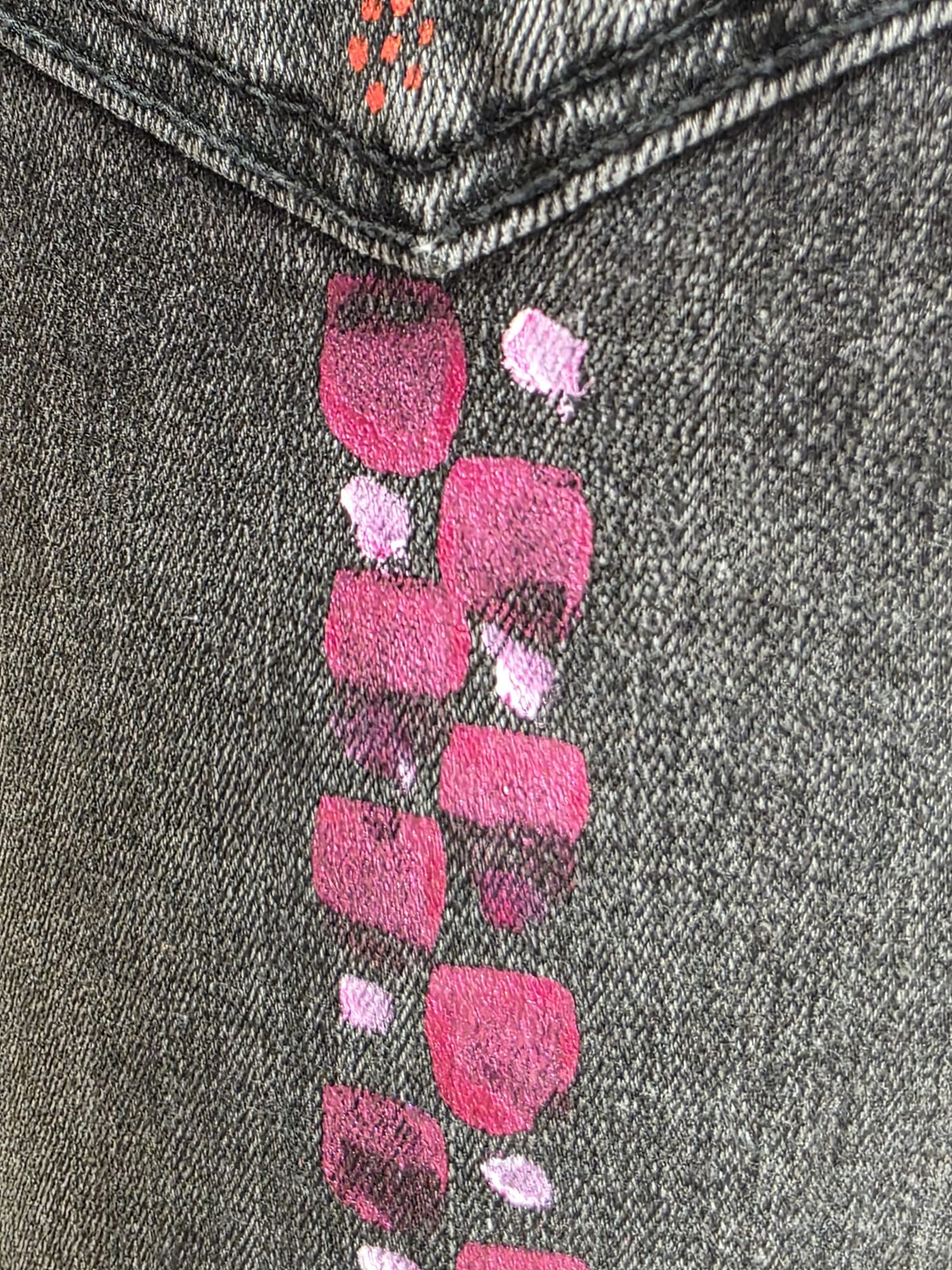 Pantalón vaquero negro desgastado pintado a mano | Arte Circular