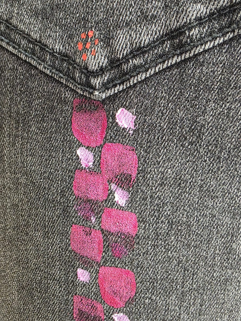 Pantalón vaquero negro desgastado pintado a mano | Arte Circular