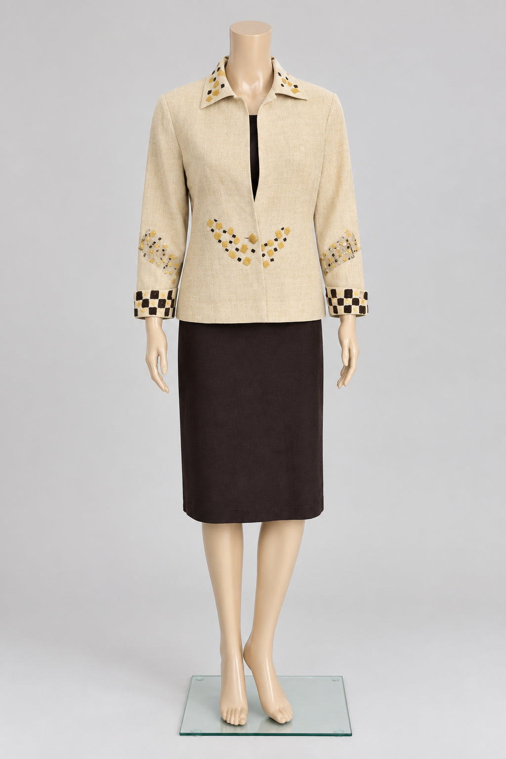 Vista frontal del blazer arena intervenido en oro y marrón oscuro