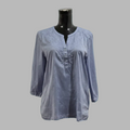 Blusa azul tipo Henley con fondo gris sin sombras